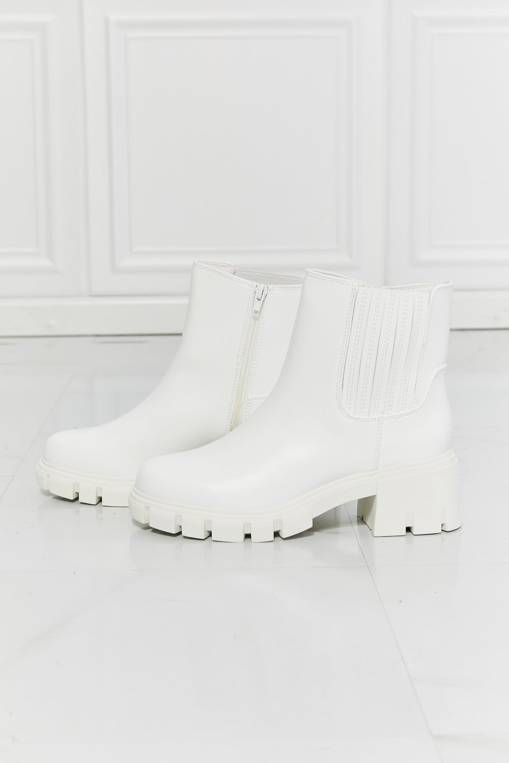 MMShoes What It Takes Lug Sole Chelsea Boots in White - AllIn Computer