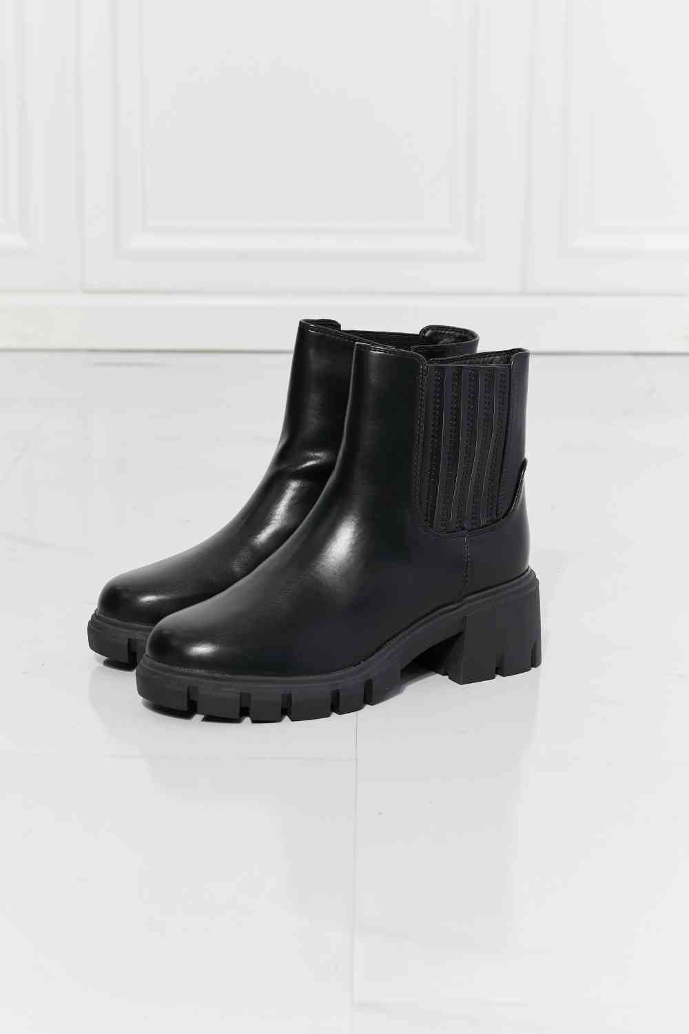 MMShoes What It Takes Lug Sole Chelsea Boots in Black - AllIn Computer