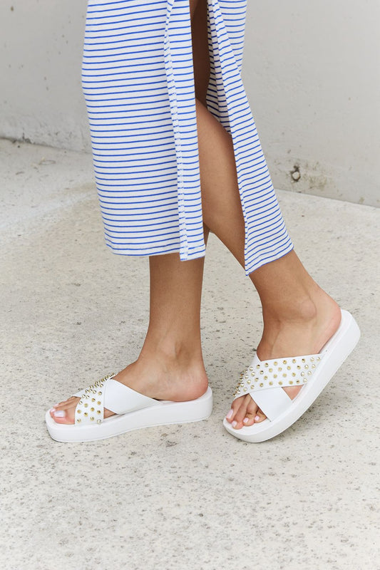 Forever Link Studded Cross Strap Sandals in White - AllIn Computer
