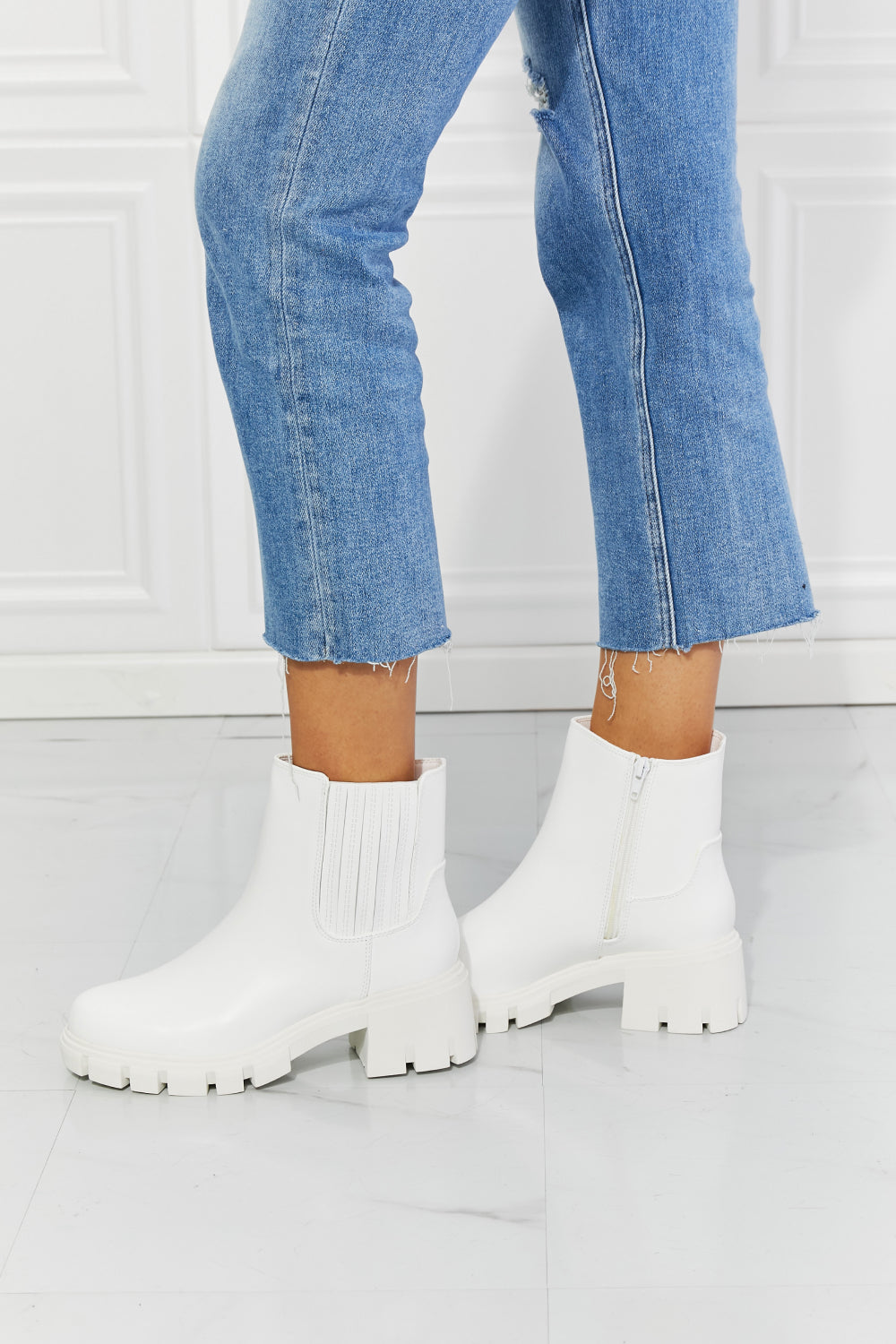 MMShoes What It Takes Lug Sole Chelsea Boots in White - AllIn Computer
